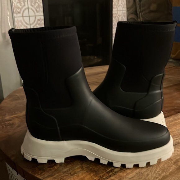NWOT Black & White Hunter City Explorer Short Boots
Size 10 - Picture 4 of 6